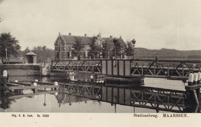 6677 Gezicht op de draaibrug over het Merwedekanaal te Maarssen uit het noordwesten, met op de achtergrond de ...